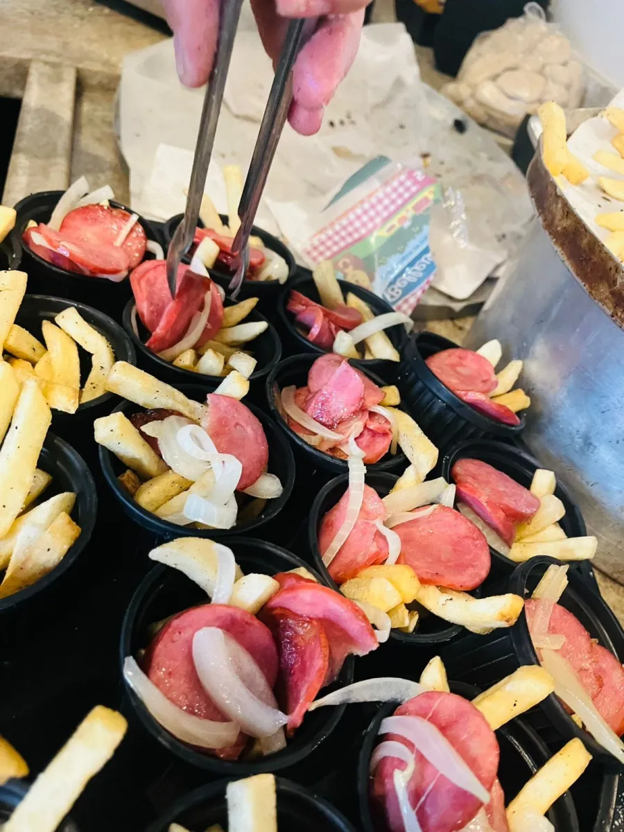 Copinhos de batata com salsicha