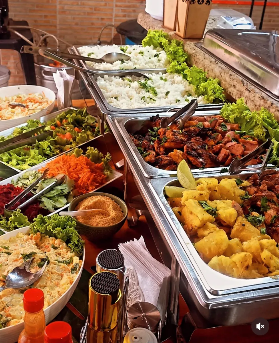 Buffet completo com arroz, churrasco e saladas