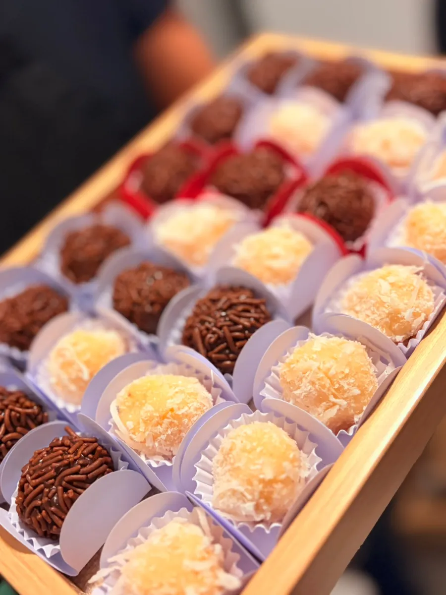 Bandeja de brigadeiros e docinhos