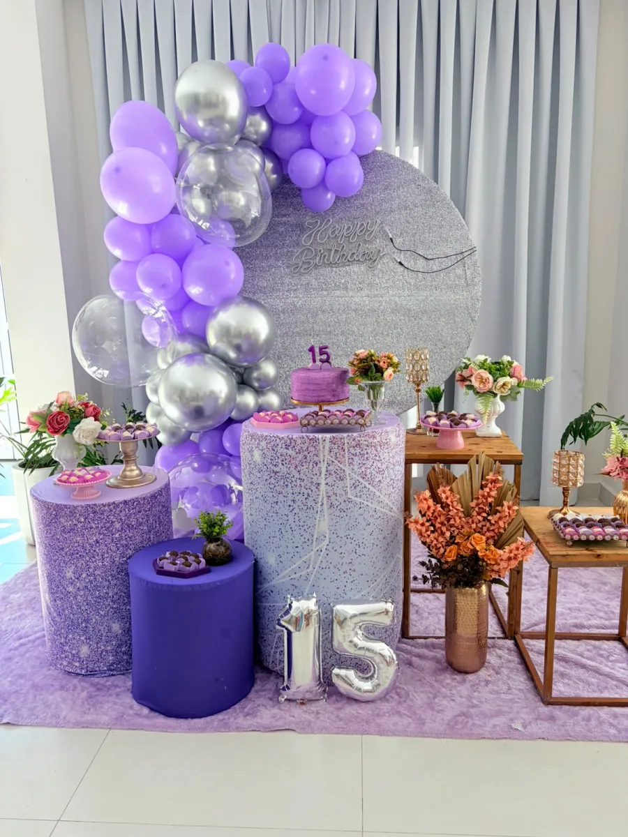 Festa de 15 anos em roxo e prata