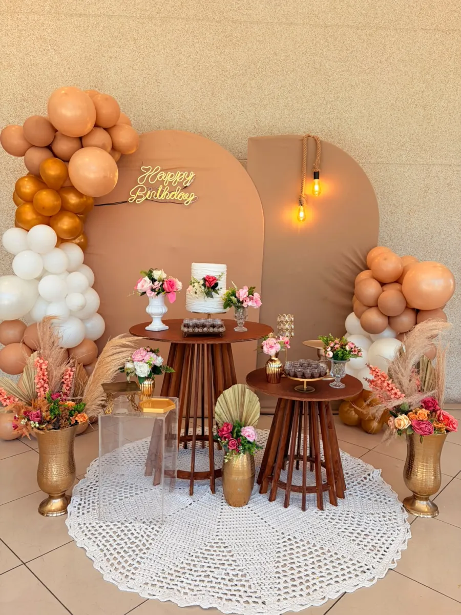 Decoração boho nude com balões e mesa de bolo