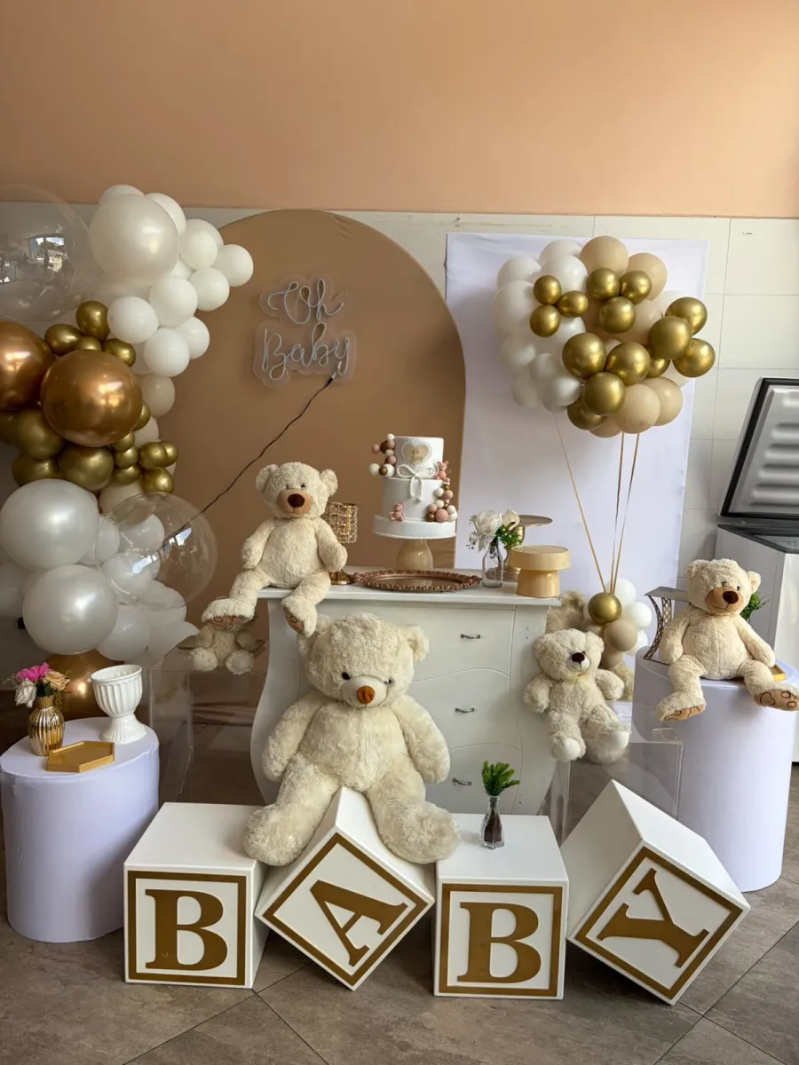 Chá de bebê em tons nude e dourado com ursinhos